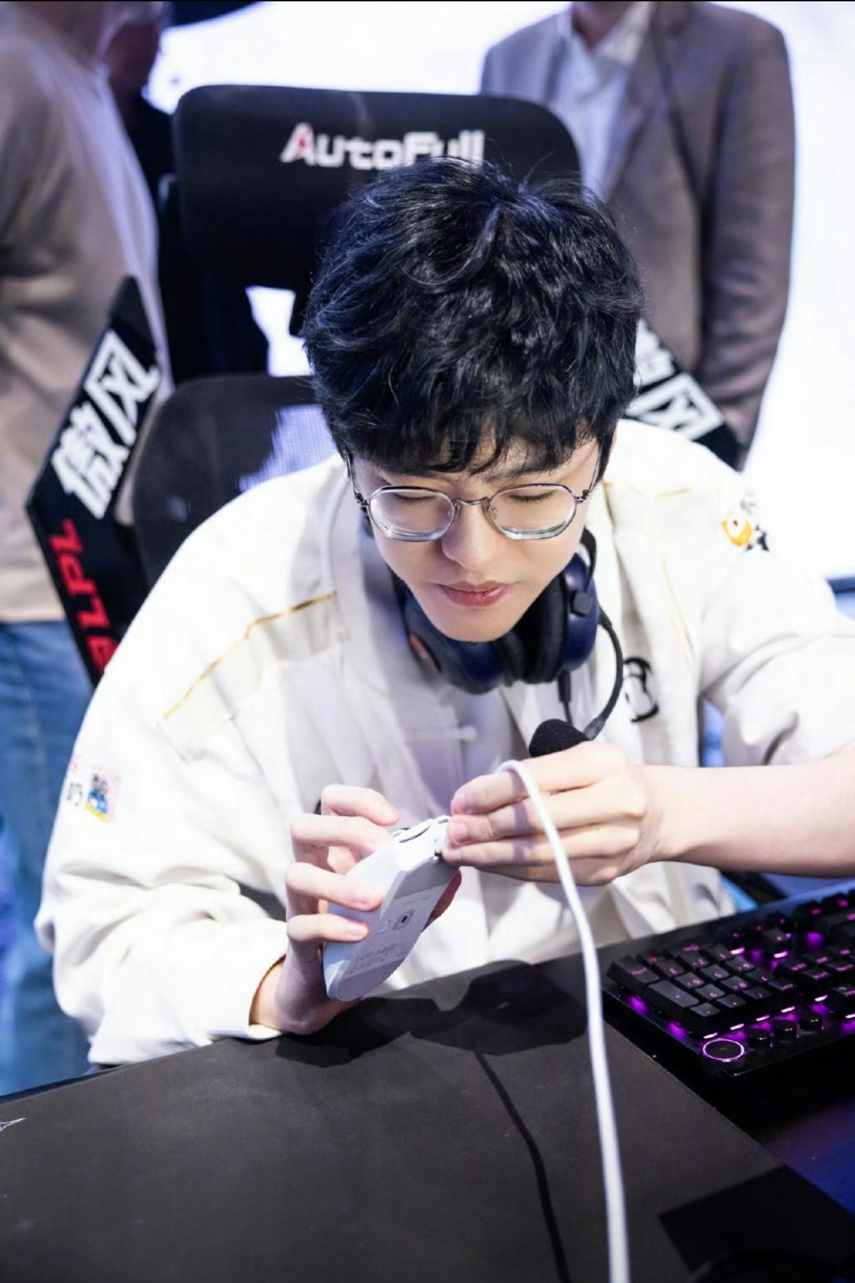 Rookie意外战胜皇家马德里，表现优异引爆全场！(faker最怕的中单)