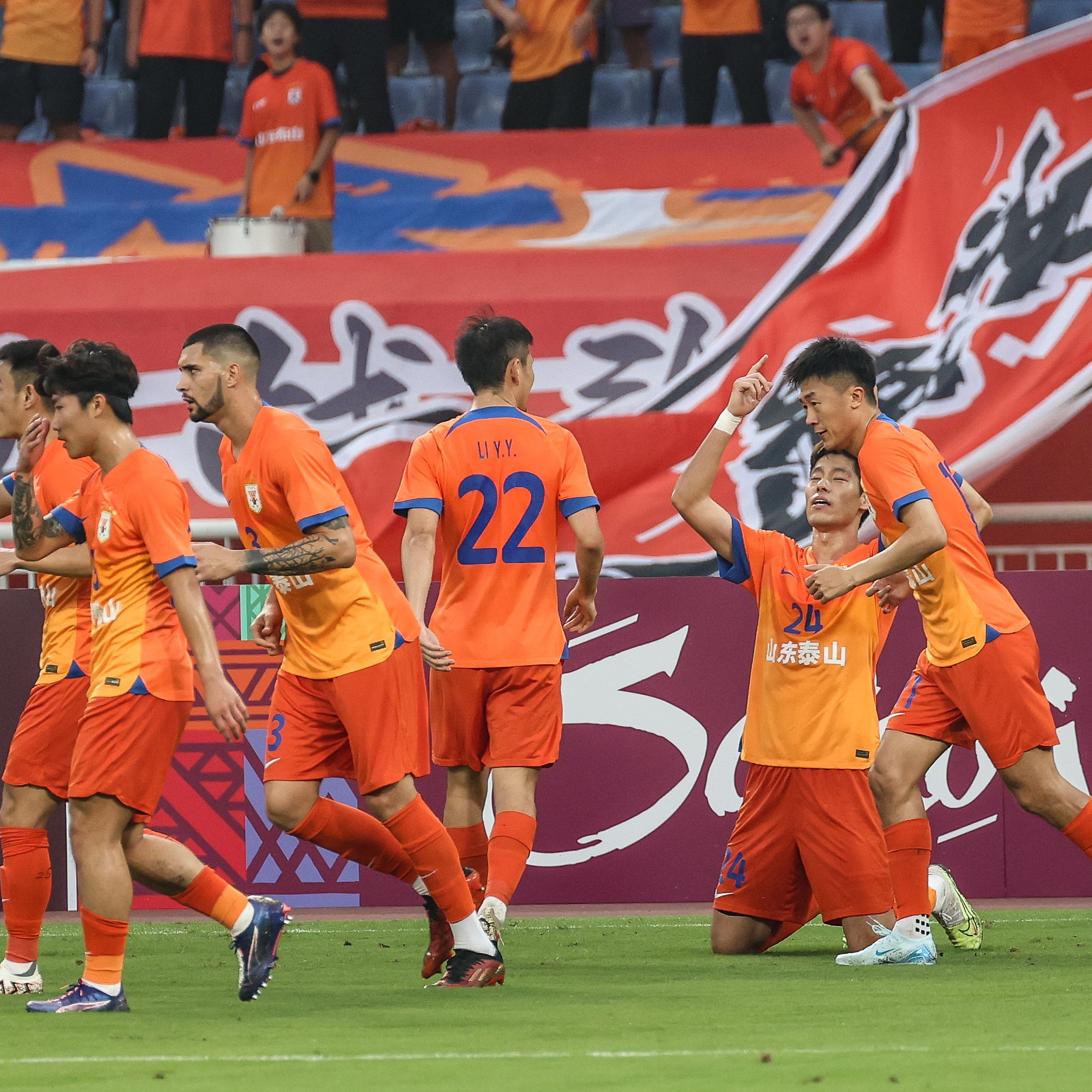 包含德甲冲刺阶段再迎强敌，山东男篮手感冰凉，主帅态度——气氛紧张，赛季目标并未改变的词条